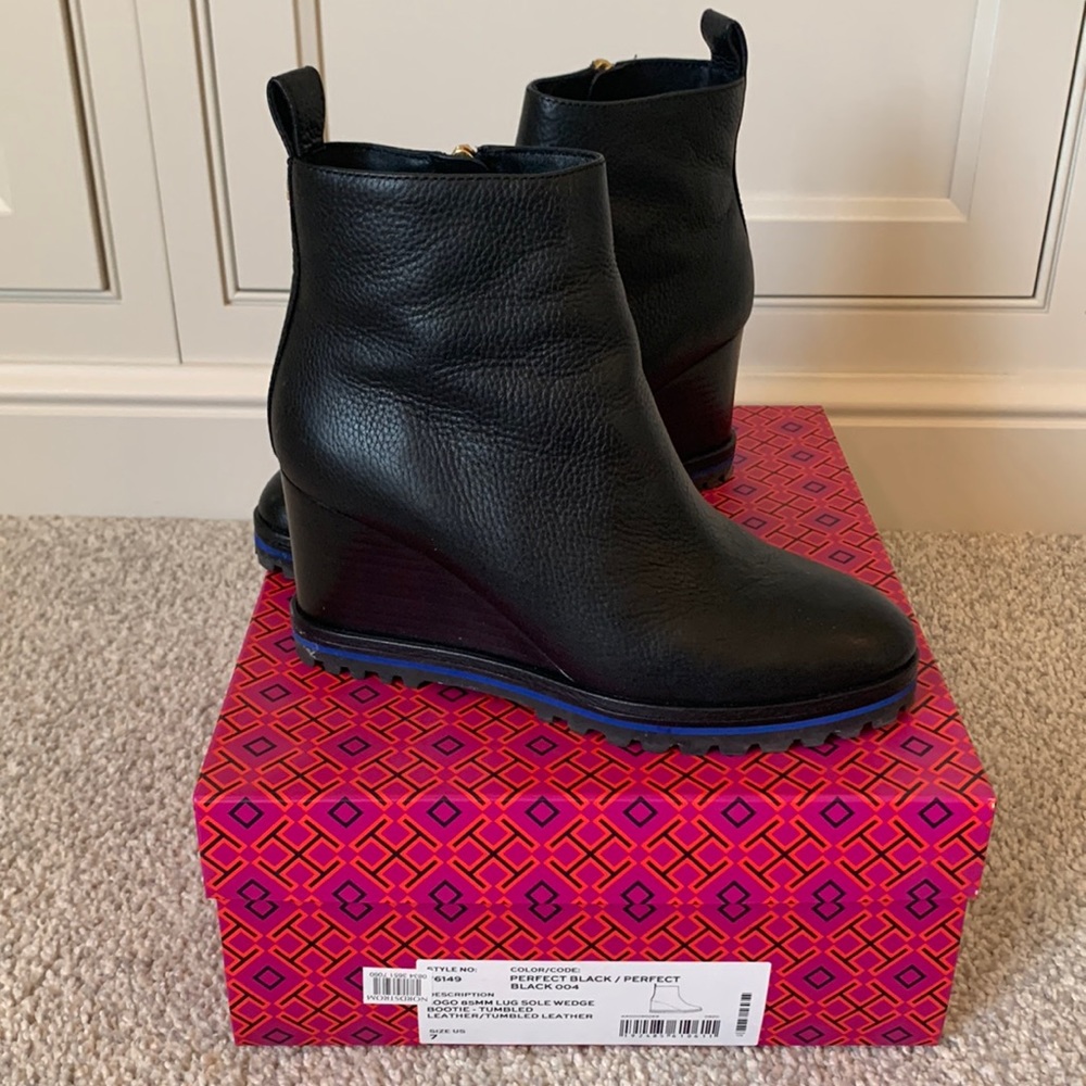 Tory Burch Black Lug Sole Tumbled Leather Bootie 7 EUC